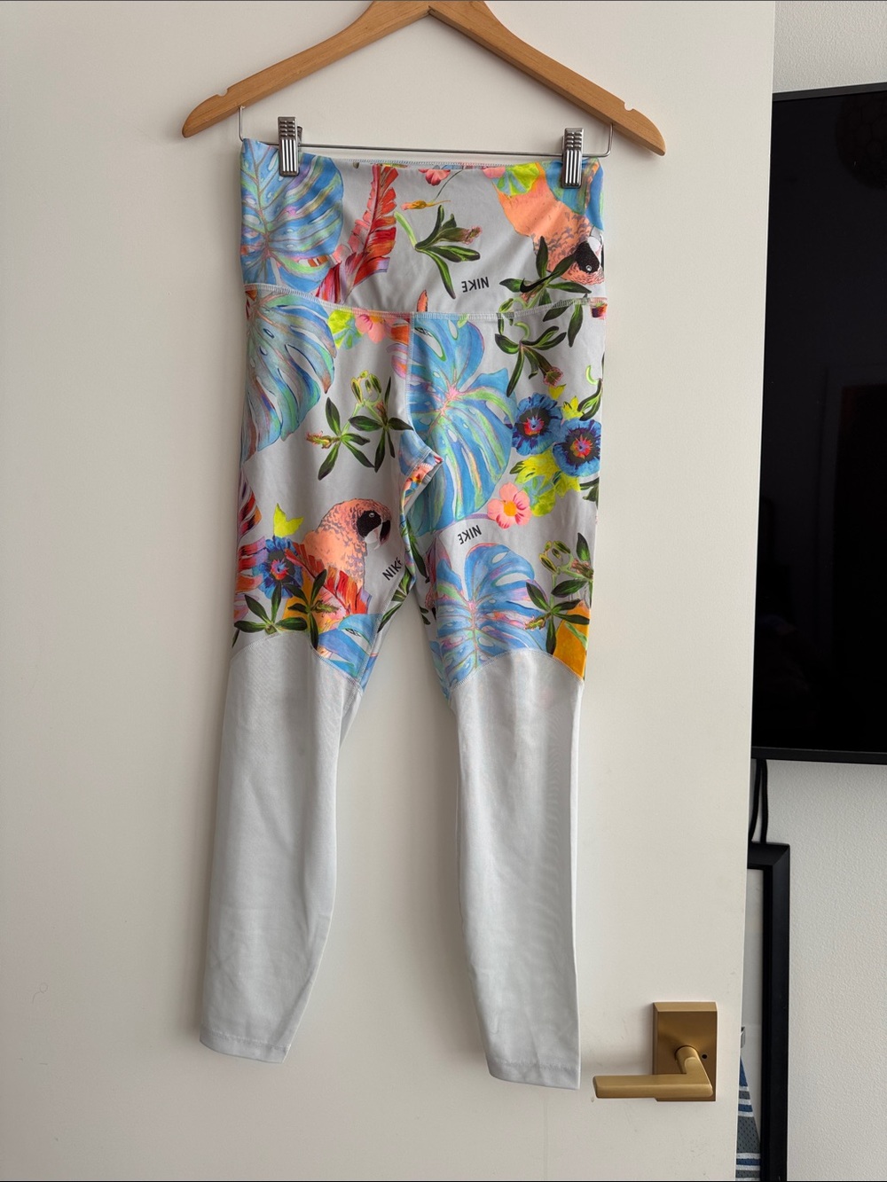 Nike Girls' White Tropical Print Leggings with Colorful Parrot Design